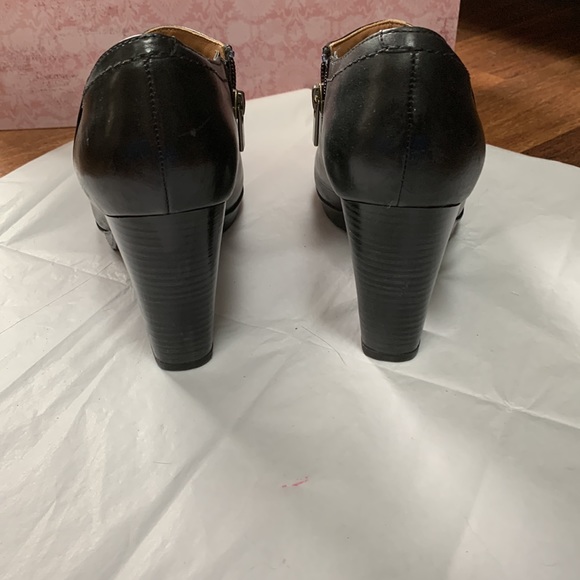 Clarks black leather bootie, staked wood 4” heel sz 9, rubber soles - Picture 3 of 7